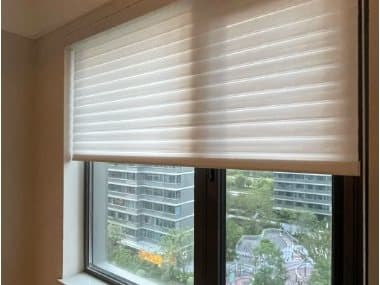 Roman blind fabric folds